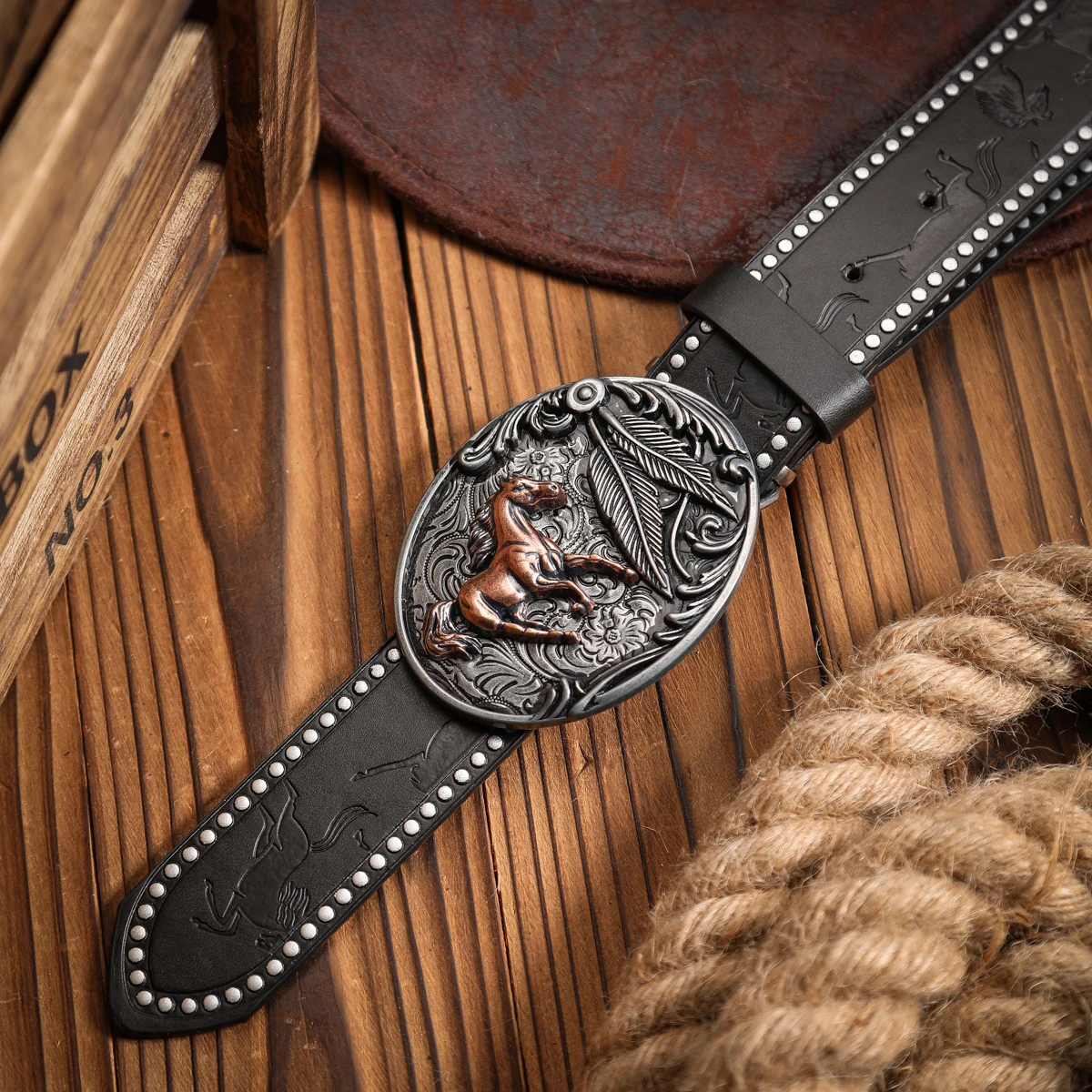 Ein Gürtel aus Kunstleder im westlichen Stil, sowohl für Männer als auch für Frauen, ein klassischer und lässiger Retro-Gürtel. – Detail 6