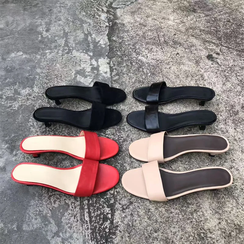 

New open toe round toe sandals made of selected lamb leather. Lambskin lining leather sole. Exquisite craftsmanship. Simple fash