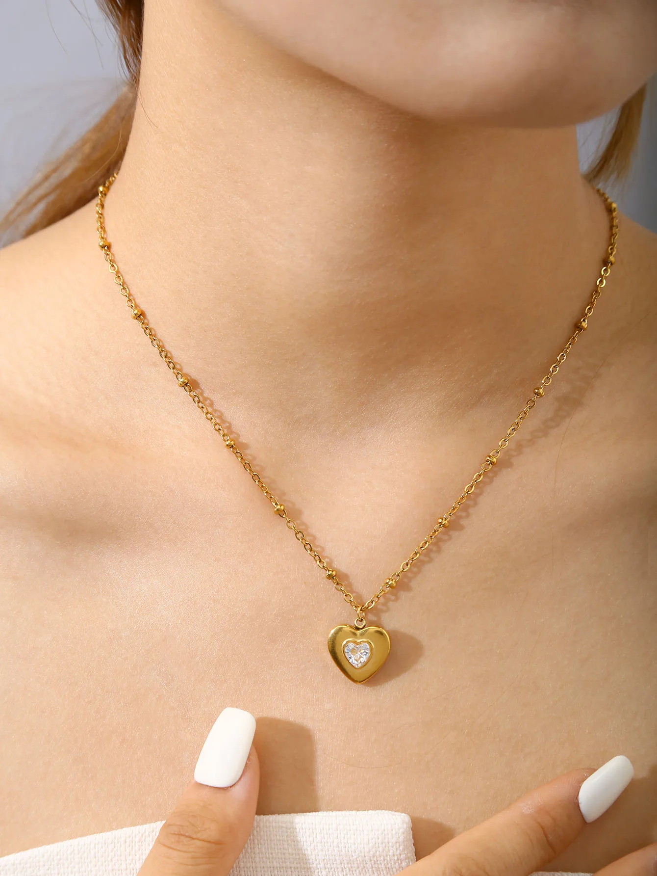 Tempérament exquis rétro doux romantique en acier inoxydable plaqué or 18 carats amour Zircon amour pendentif clavicule chaîne femme