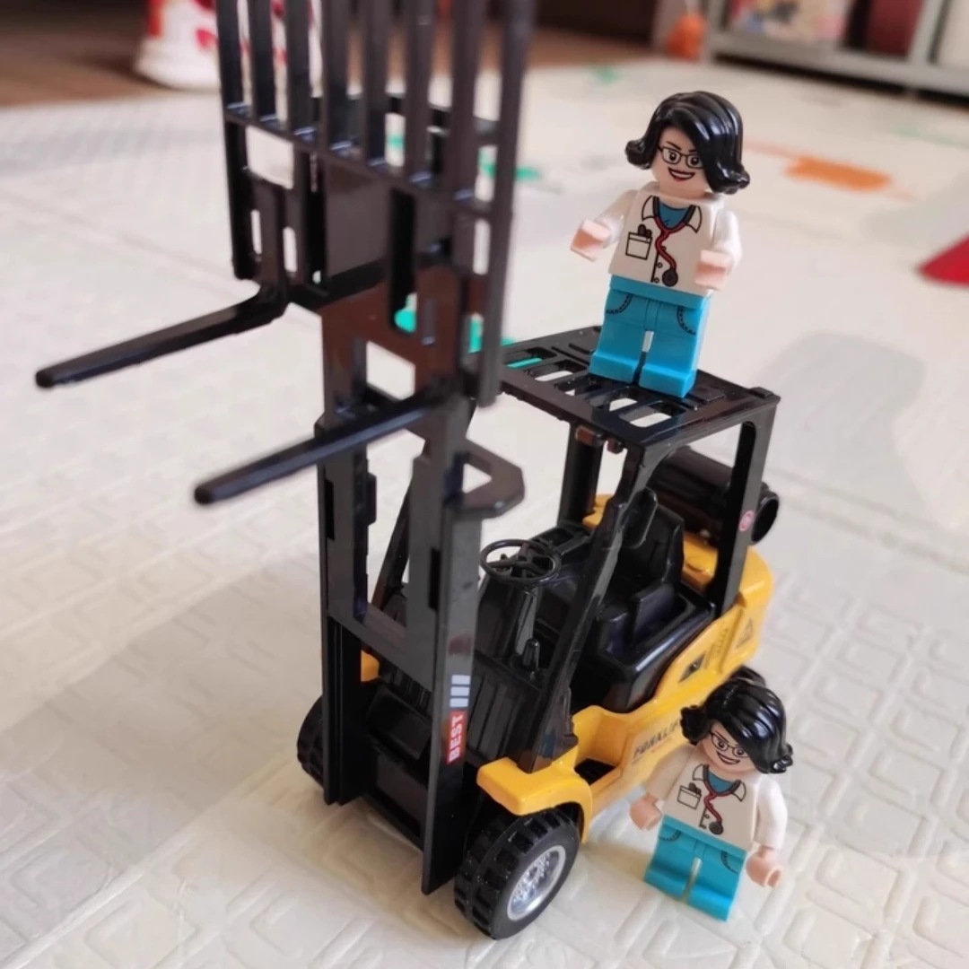 RC Car 4WD High Speed 1/24 Scale Crane Forklift with Light Music Spray RTR Electric Engineering Vehicle Toy for Adults and Kids