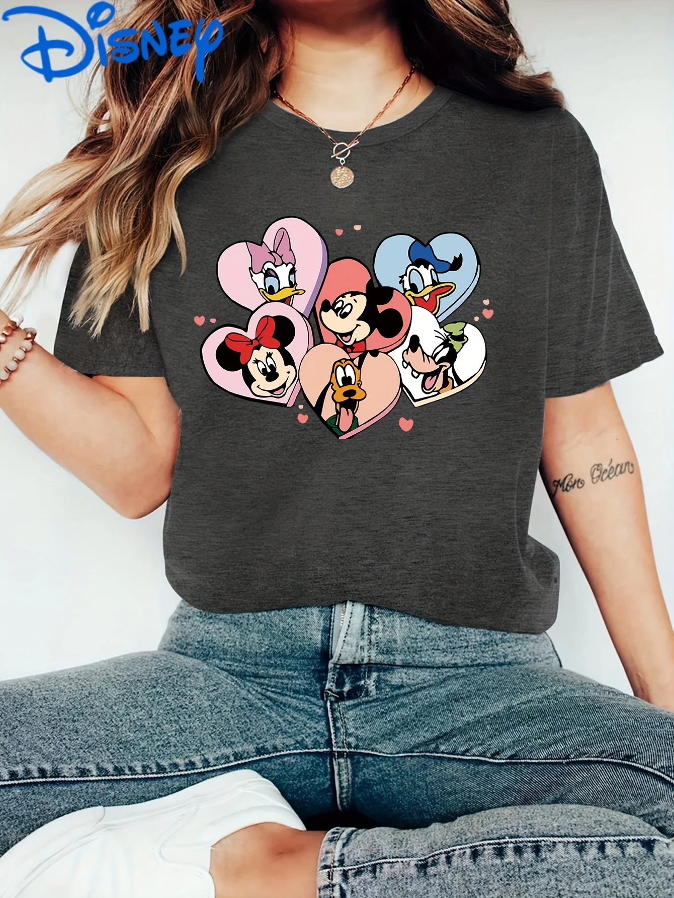 

Disney classic characters Mickey, Minnie, Donald Duck, Daisy Duck, Goofy, and Pluto print men's and women's short sleeved shirts