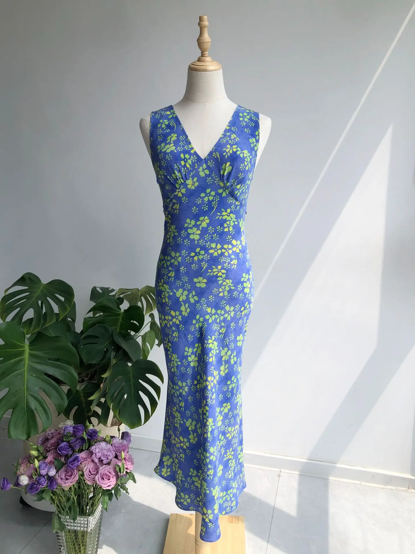 Niebieska Letnia · Francuski Retro Nadruk Seksowna Sukienka Bez Rękawów z Jedwabiu z Głębokim Dekoltem w Serek i Asymetrycznym Krojem, Niebieska Sukienka Wakacyjna Bez Rękawów w Kwiaty