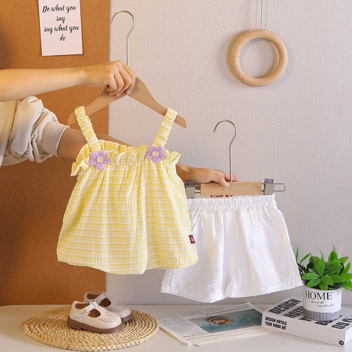 

Летний комплект для девочек 2026: Корейская мода, юбка на бретелях с цветочным принтом и белые шорты, детский костюм из двух предметов