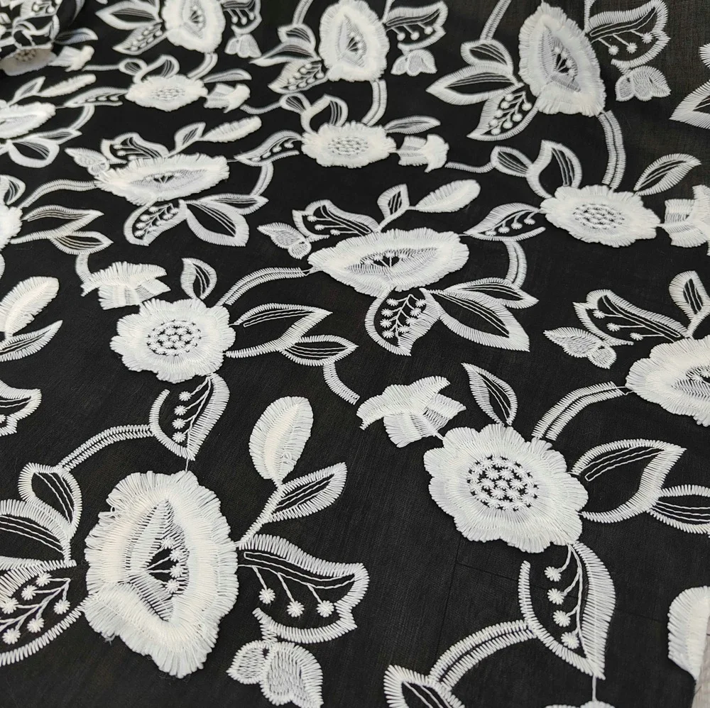 

Высококачественная чесаная хлопчатобумажная ткань с 3D цветочной кружевной вышивкой для высококачественной одежды, дизайнерские ткани, модная одежда для показа