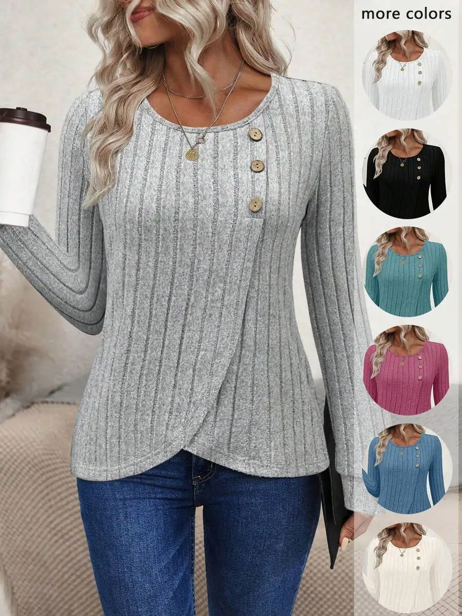 

Женский трикотажный пуловер в рубчик с длинными рукавами, пуговицами и подолом-пеплум.