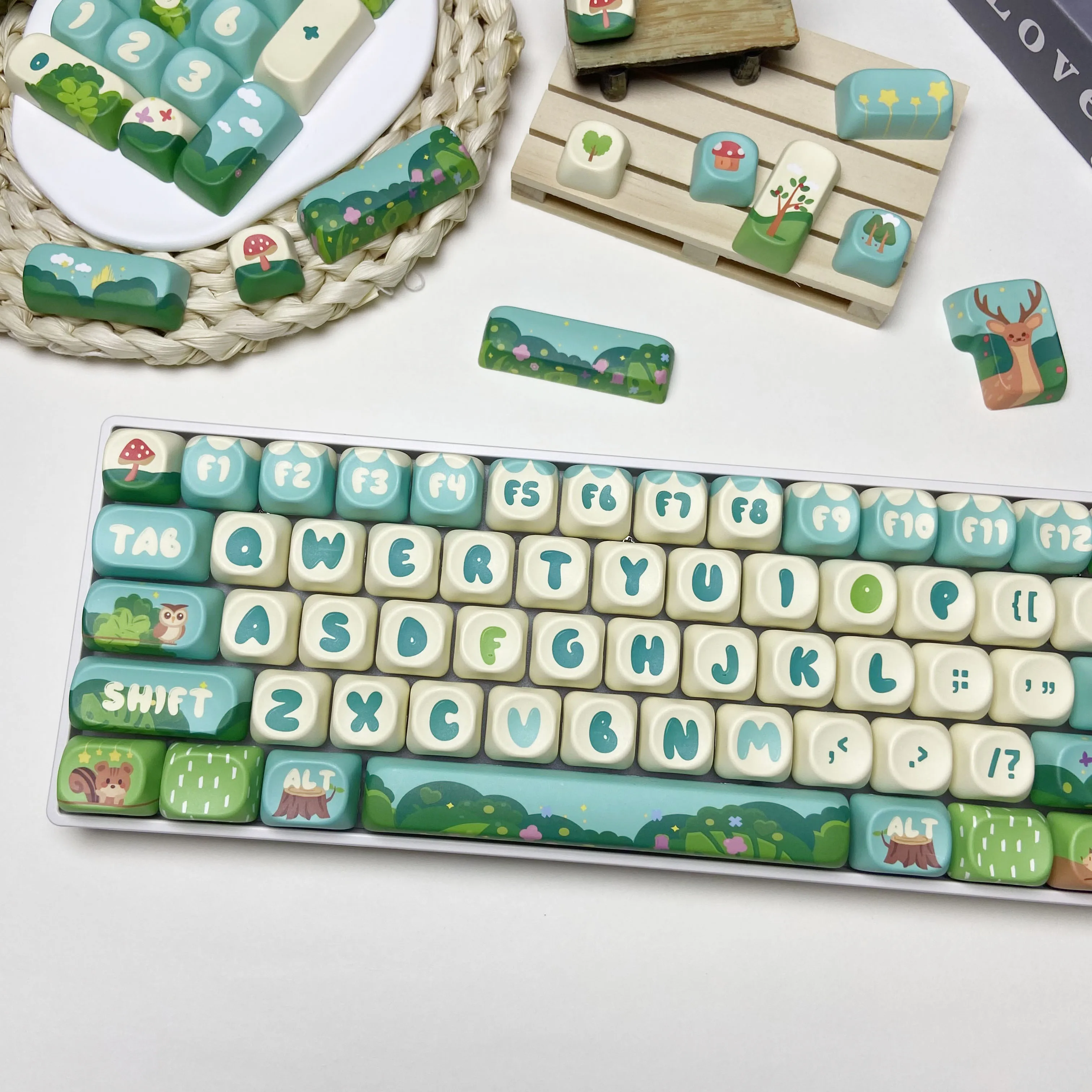 Green Forest Keycaps with Squirrel Owl Deer Elements MOA Profile 139 Keys PBT Full Set for Alice Layout Mechanical Keyboards