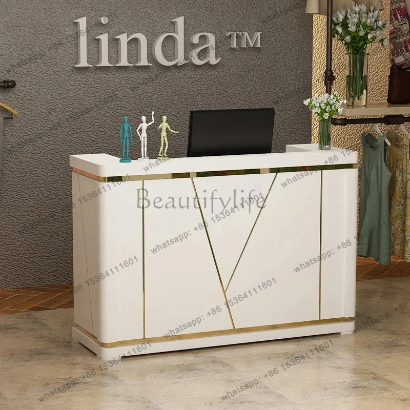 Página de pago en la tienda, mostrador de recepción para una pequeña tienda de ropa moderna y sencilla