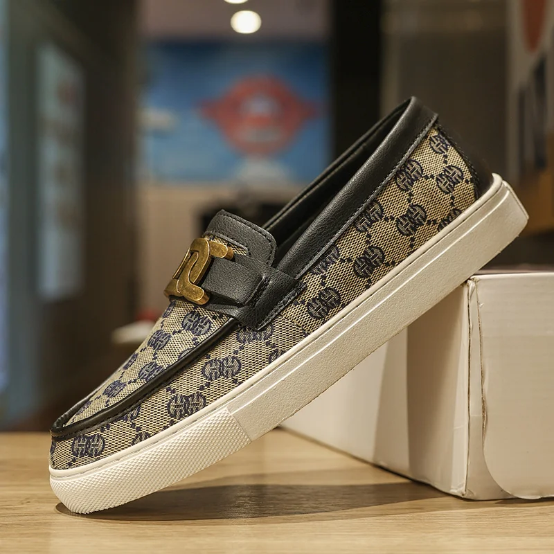 Nuove scarpe per il tempo libero per uomo mocassini alla moda bassi Slip On Bussiness scarpe Casual scarpe da barca piatte Sneakers in pelle di
