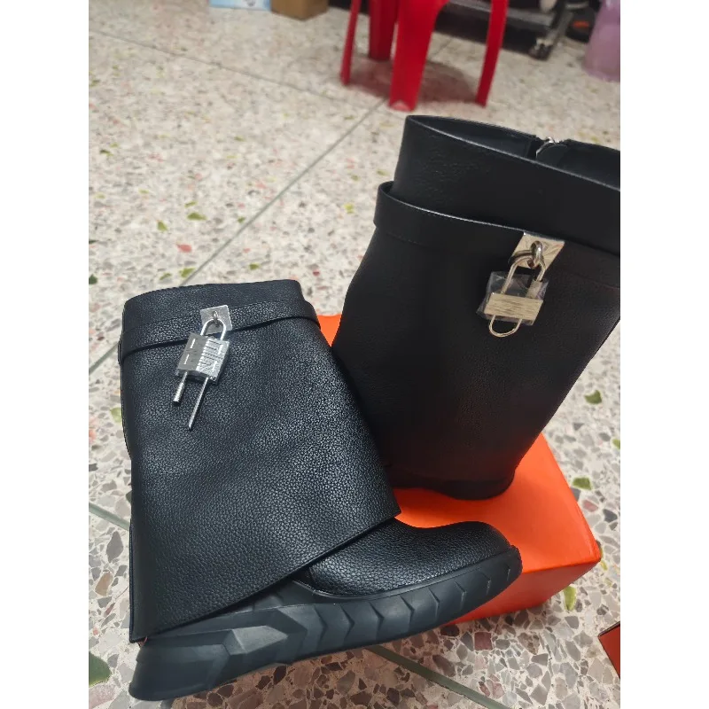 Маленькие ботинки на толстой подошве с круглым носком и замком, с металлическим декором и боковой молнией, модные сексуальные женские зимние ботинки