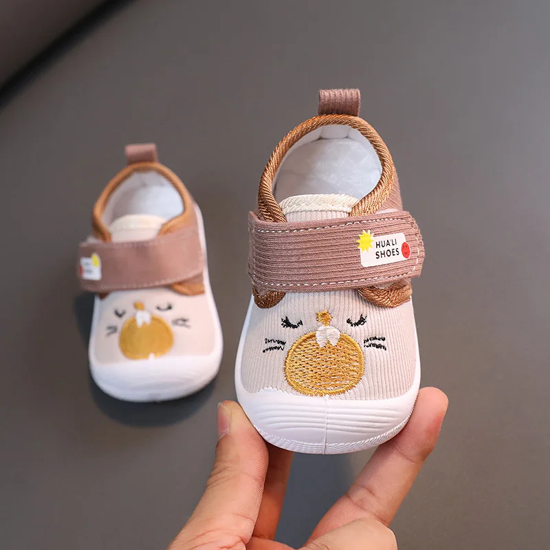 Zapatos de dibujos animados para bebé, zapatillas transpirables, suela suave, antideslizante, para cuna