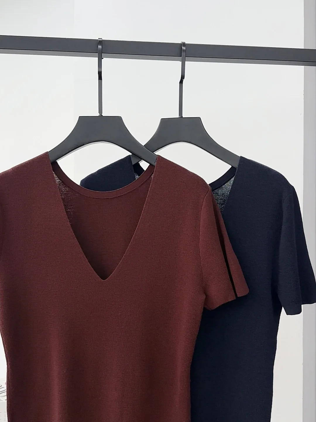 26 Summer Women's V-neck Solid Color Slim Fit Cashmere Knit Short-sleeved T-shirt Commuter Top