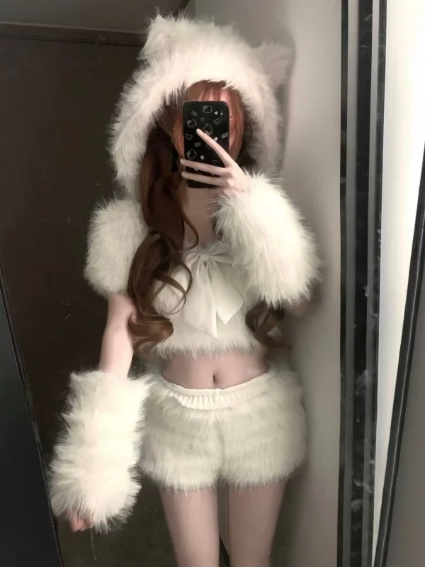 

Cute Plush Hat High Waist Short Shorts Set Short Sleeve T-Shirt for Women Christmas New Year Fashion Outfit Ensemble