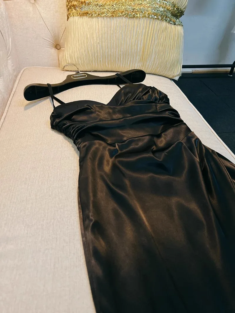 Ele Bla off-shoulder jurk met diamantdetails, taille-kalkende plooien, hoge taille, zijdesatijn, lange jurk voor de herfst