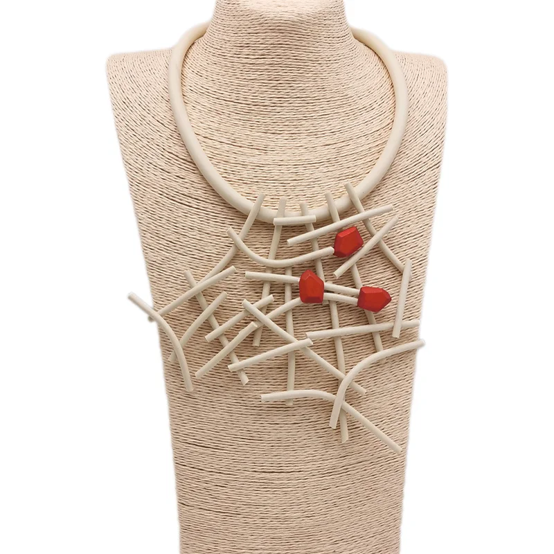UKEBAY Neue Designer-Luxus-Halsketten für Frauen, handgefertigte Gothic-Anhänger-Halskette, Gummi-Schmuck, Holz-Accessoires, Statement-Schmuck – Detail 8