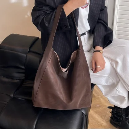 

Hot-selling fashionable retro large-capacity bag women's 2026 new winter trend versatile shoulder bag simple commuter tote bag