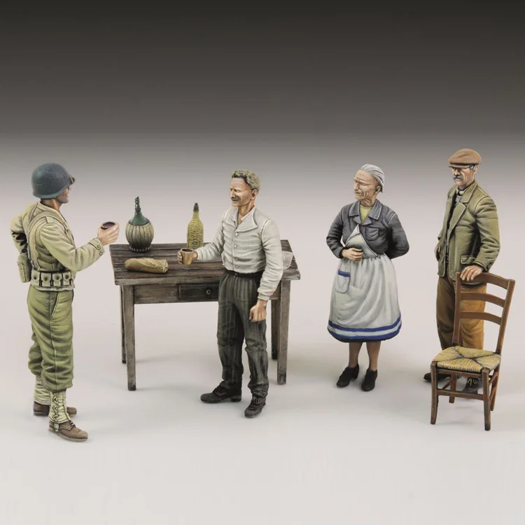 1/35 Resin Model  American  and Civilians Drinking 4 People Including Stool