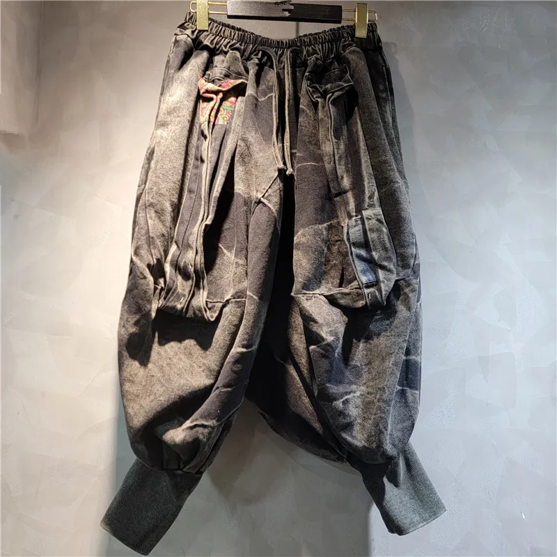 Make a statement in these vintage wash balloon jeans. An oversized, comfy fit with a cool distressed look.