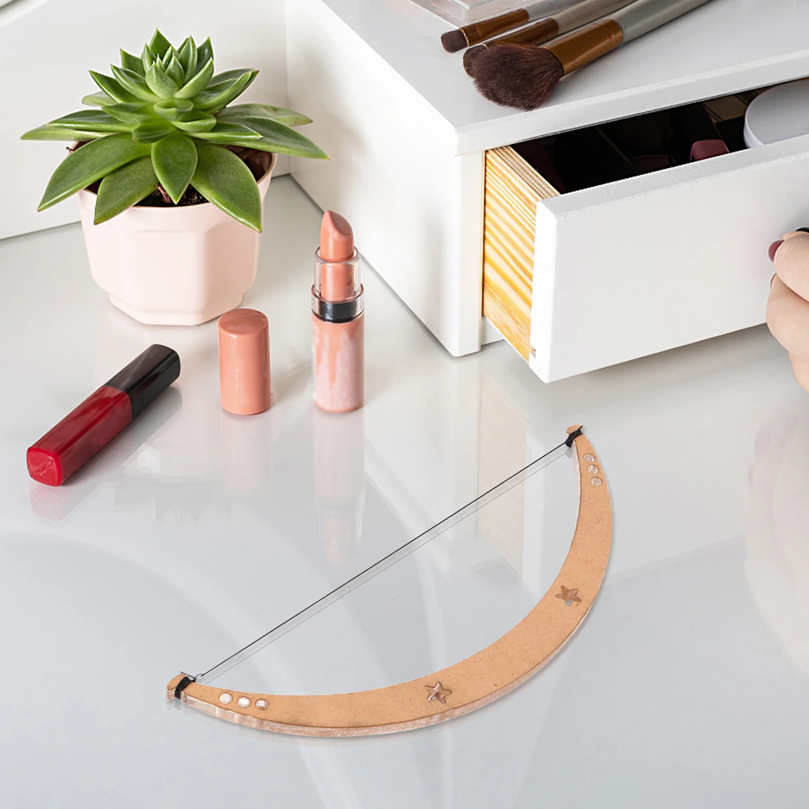 مجموعة واحدة من أدوات قياس مسطرة الحواجب الاحترافية من البلاستيك لرسم الحواجب مجموعة تشكيل متماثلة مع المستوى