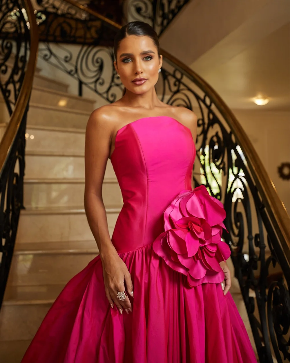 ชุดราตรีสีชมพูแบบไม่มีสาย ประดับดอกไม้ 3 มิติ ทรงเมอร์เมด ยาวกรอมพื้น แบบจีบ ไม่มีแขน