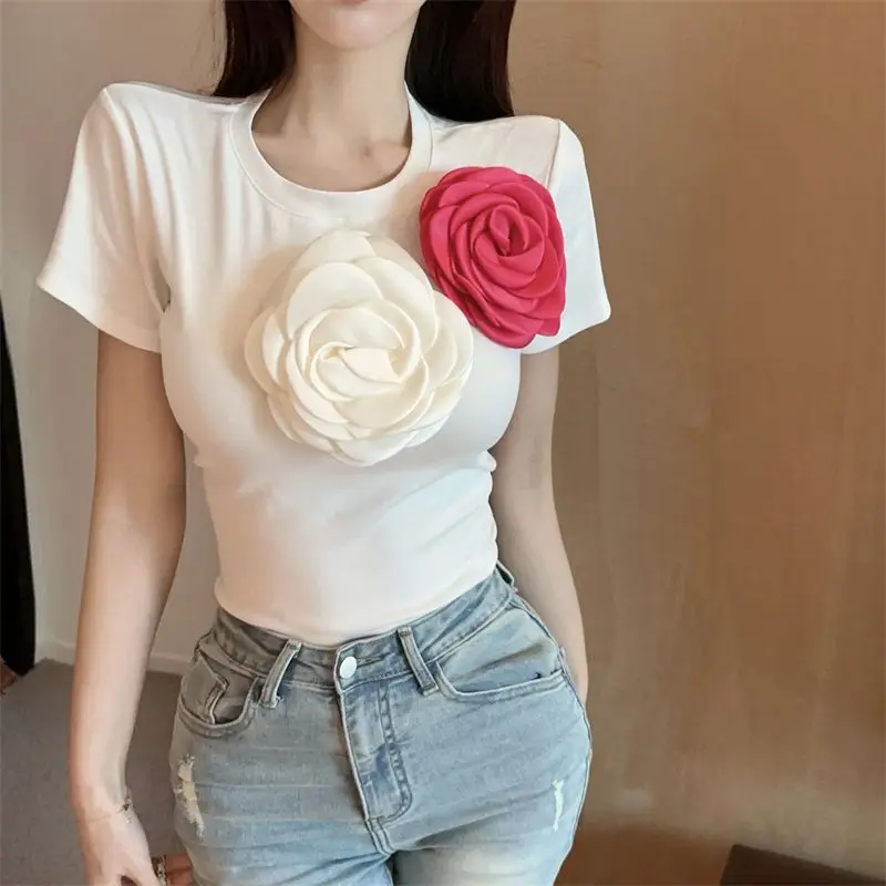 เสื้อยืดแขนสั้นลายดอกไม้สีขาวสำหรับผู้หญิง 2024 รุ่นใหม่ ฤดูร้อน สไตล์หวานซ่อนเปรี้ยว เสื้อครอปสุดเก๋ เสื้อยืดผู้หญิง