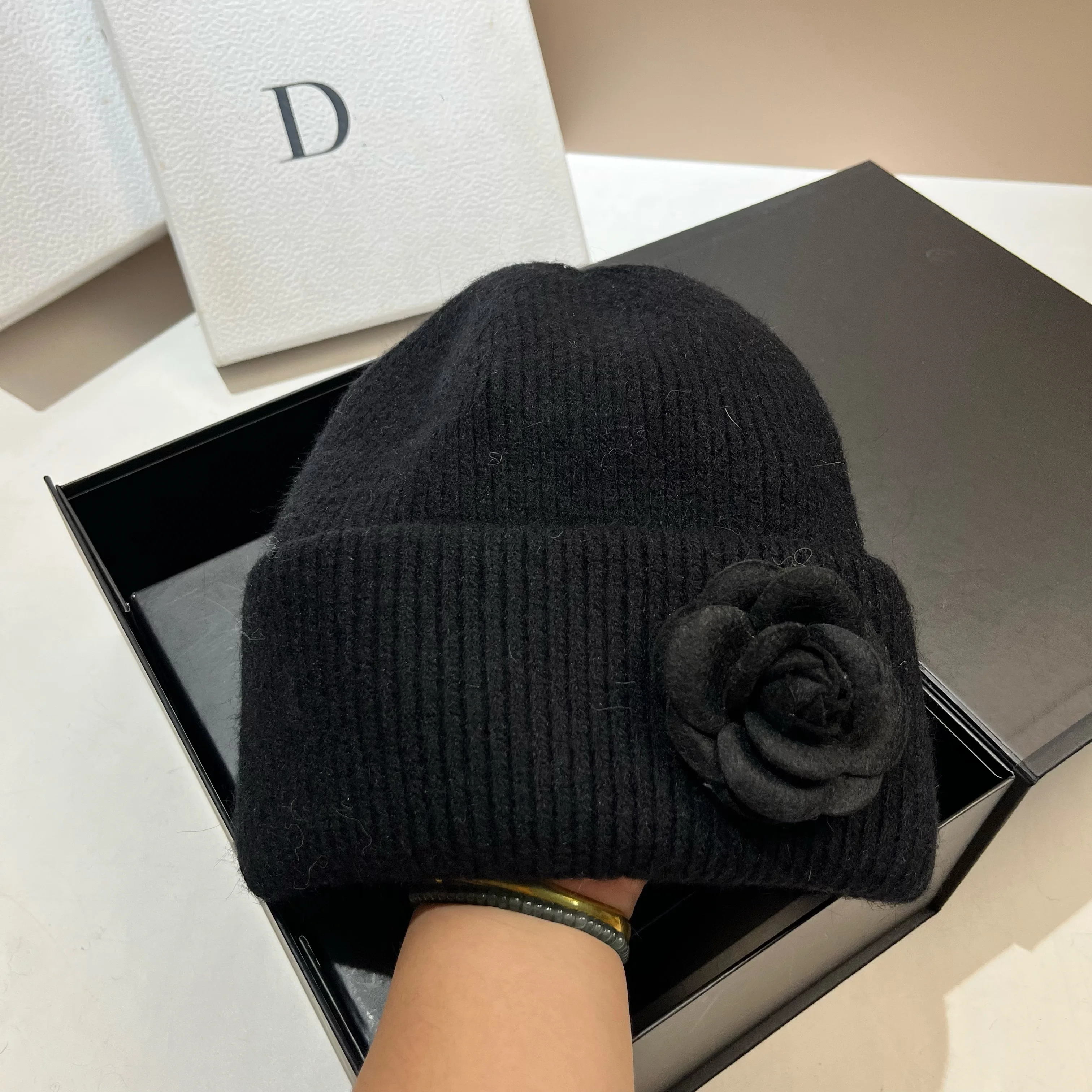 French Hepburn socialite Feng Shan Camellia pullover woolen hat for winter, soft and warm rabbit hair knitted hat for warmth