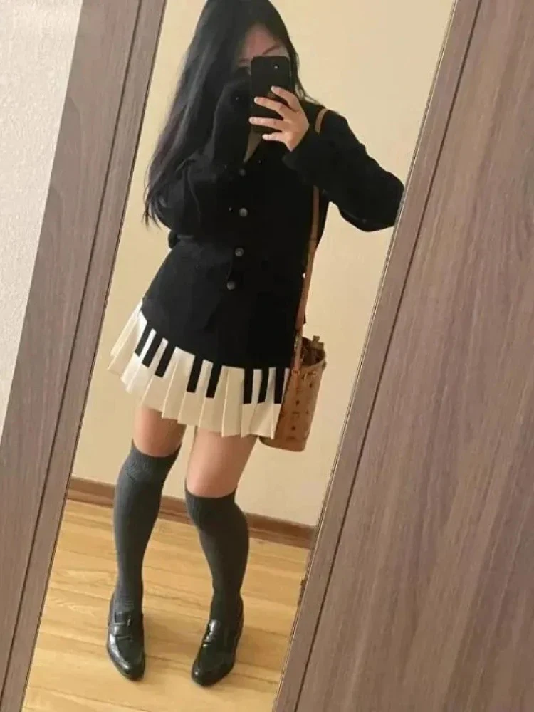 تنورة كلاسيكية بطيات باللونين الأبيض والأسود بتصميم حلو وحار للسيدات ربيع جديد بتصميم مناسب للتخسيس والشكل