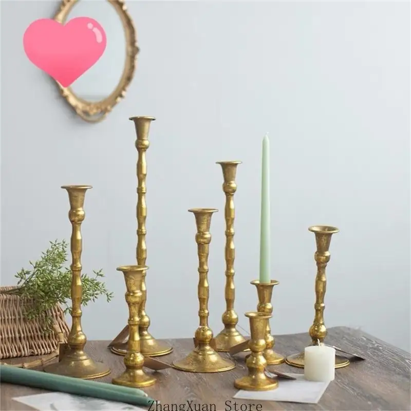 Antiker goldener Kerzenständer mit Eisenkonstruktion für Esstische, Regaldisplays und Standardöffnung von 2,1 für den – Detail 5