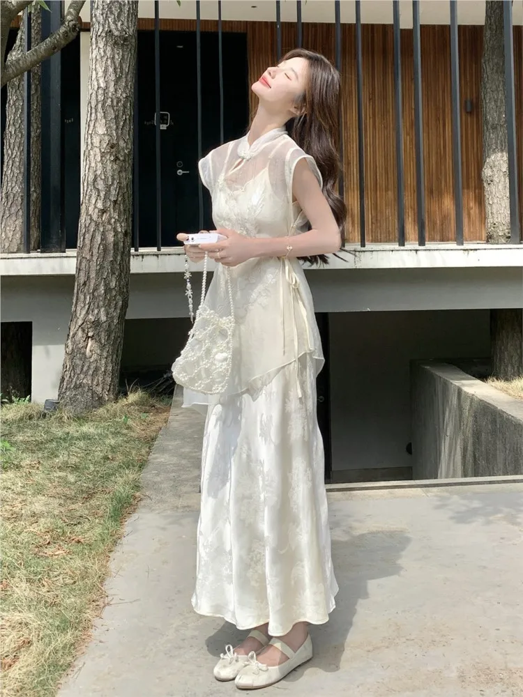 

A new Chinese-style two-piece set of embroidered blouse and halter dress with an extremely elegant good-looking