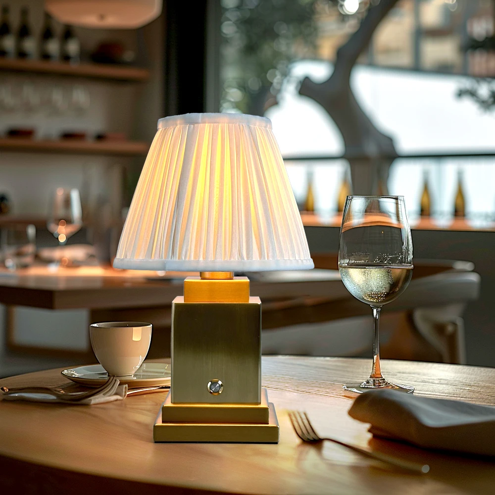 Lampada da tavolo classica in alluminio 2700K Lampada da lettura con dimmer tattile senza fili Deks Lampada a batteria ricaricabile