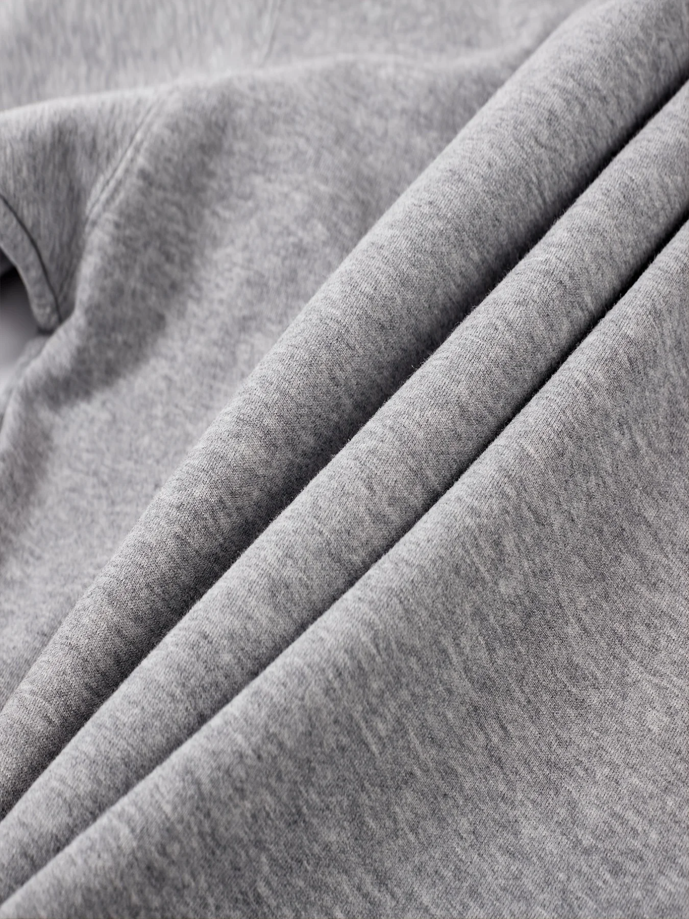 เสื้อสเวตเชิ้ตแขนยาวคอกลมผ้าหนังกลับพิมพ์ลายตัวอักษรเท่ๆ สไตล์ลำลองสำหรับผู้หญิง ใส่สบายในฤดูใบไม้ร่วงและฤดูหนาว