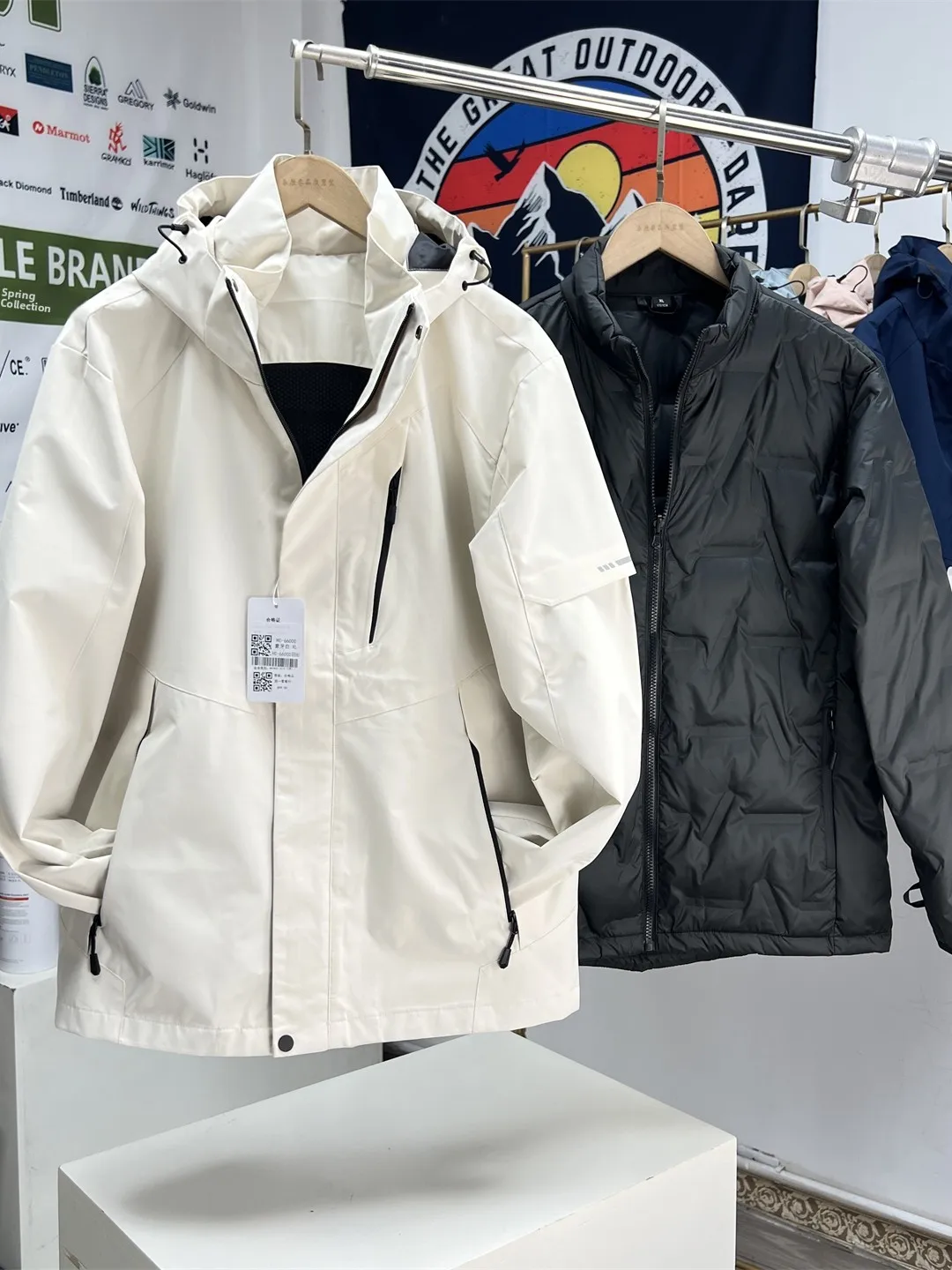 

Комплект из двух предметов: ветрозащитная, теплая, водоотталкивающая пуховая куртка серии Outdoor Mountain с отстегивающимся внутренним слоем (Tee-in-One)