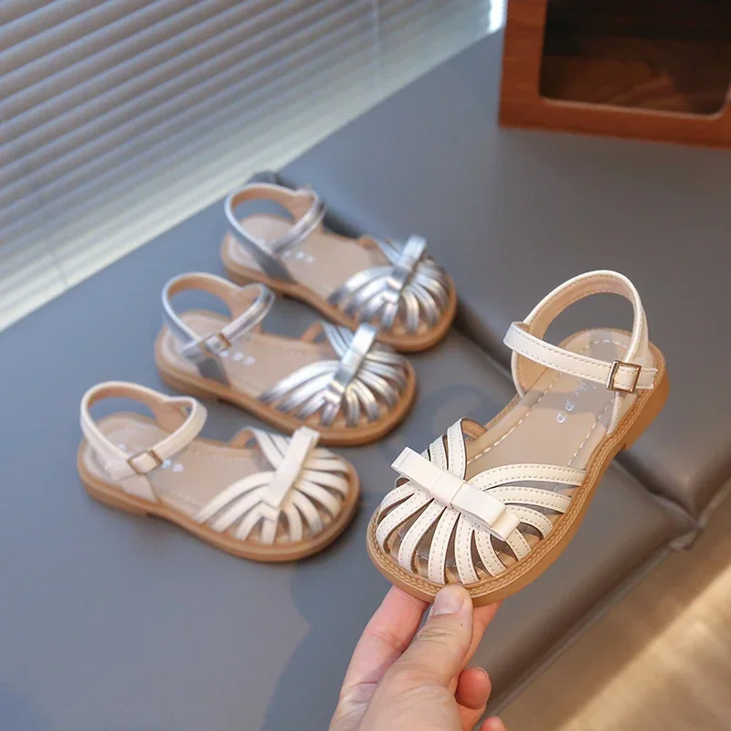 

2025 girls' summer non slip soft soled sandals, cute bow toe sandals, fashionable and elegant school party shoes