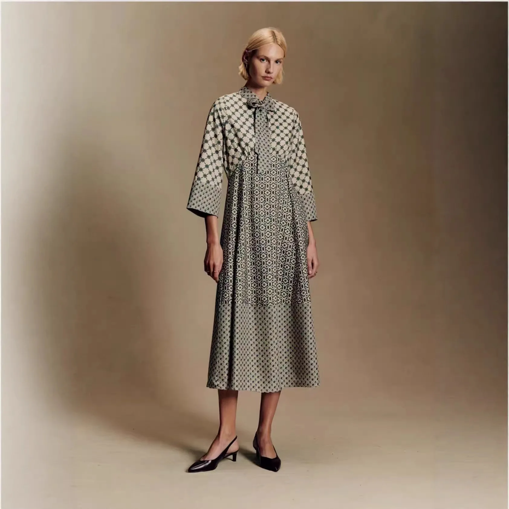 

Длинная юбка А-силуэта с завышенной талией, приталенная, с цветочным принтом, с завязками, в стиле колор-блок, французский стиль, с плиссировкой, длинный рукав