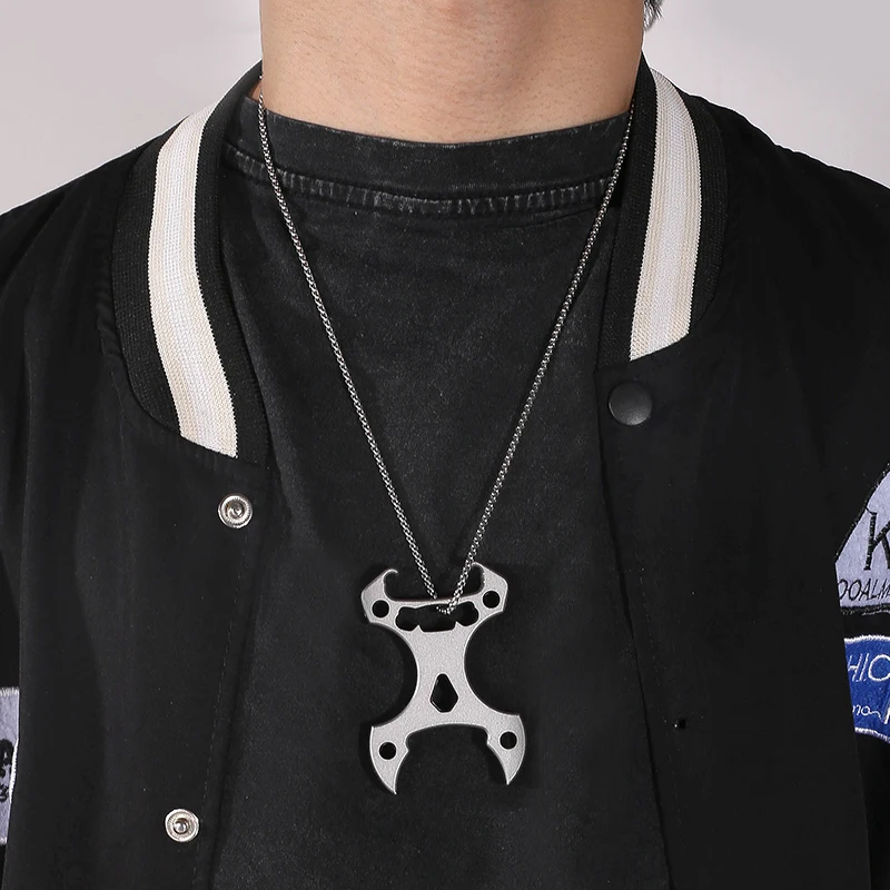 فتاحة زجاجات معدنية متعددة الوظائف من EDC - ملحق محمول خارجي مع باراكورد لسهولة الحمل