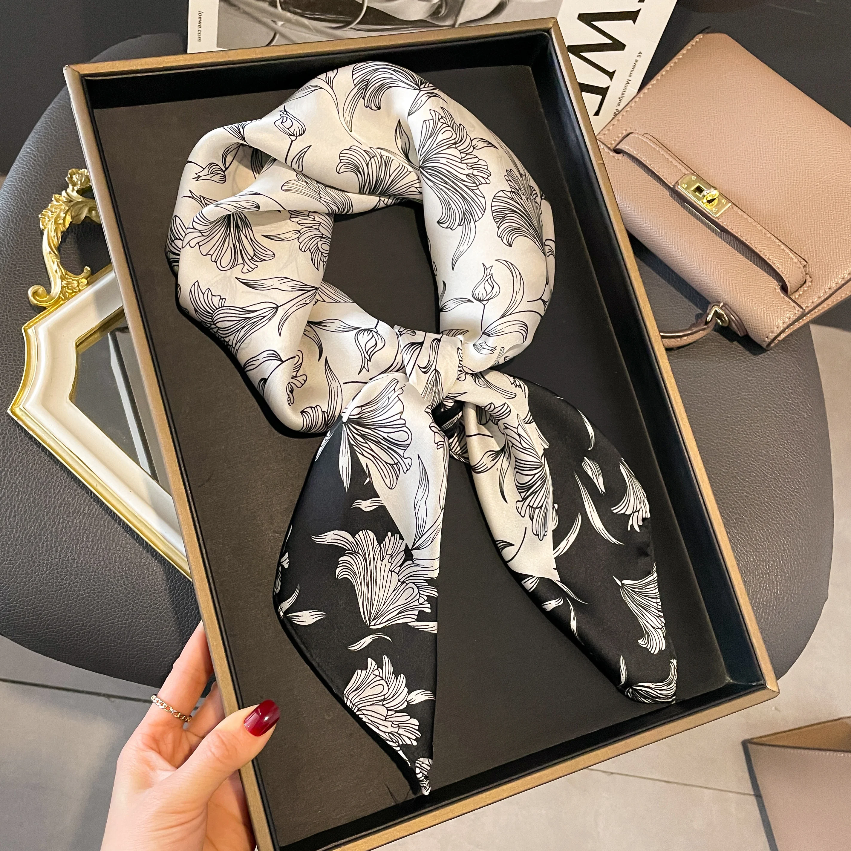 2024 desain mewah 70*70cm kuda cetak sutra syal persegi wanita Satin lembut Hairband selendang kantor jilbab ikat kepala