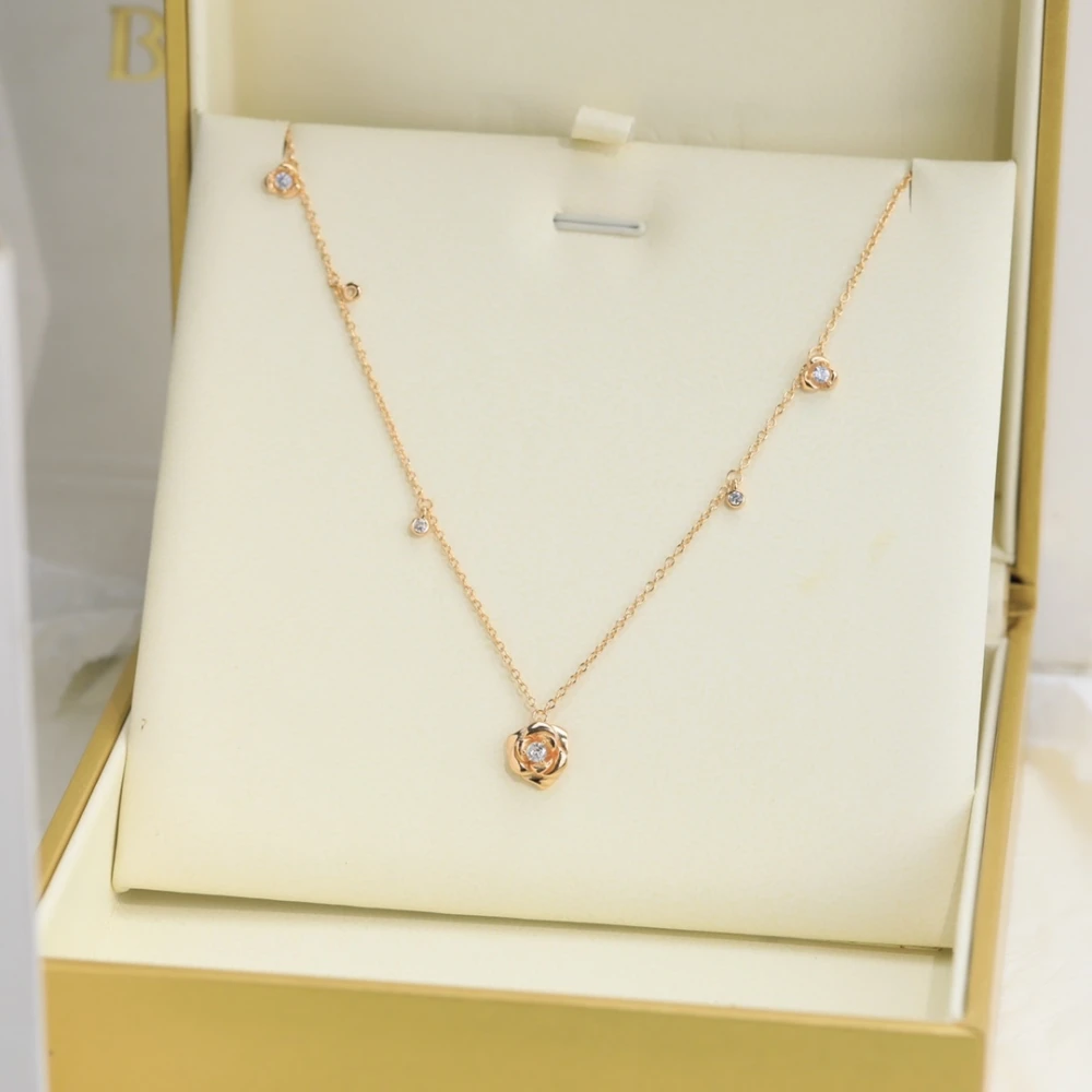 

Glossy Three-Dimensional Rose Necklace Stamens Inlay Zircon Elegant And Exquisite Fashion Birthday Gift To Girlfriend