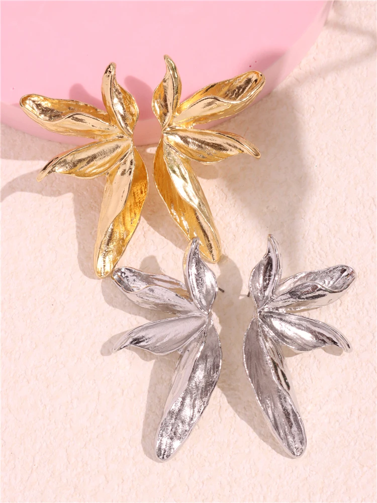 HUANZHI Gold Color Retro Floral Leaf Earrings for Women Gils Irregular Alloy Fashion Party Jewelry Gifts 2024 New