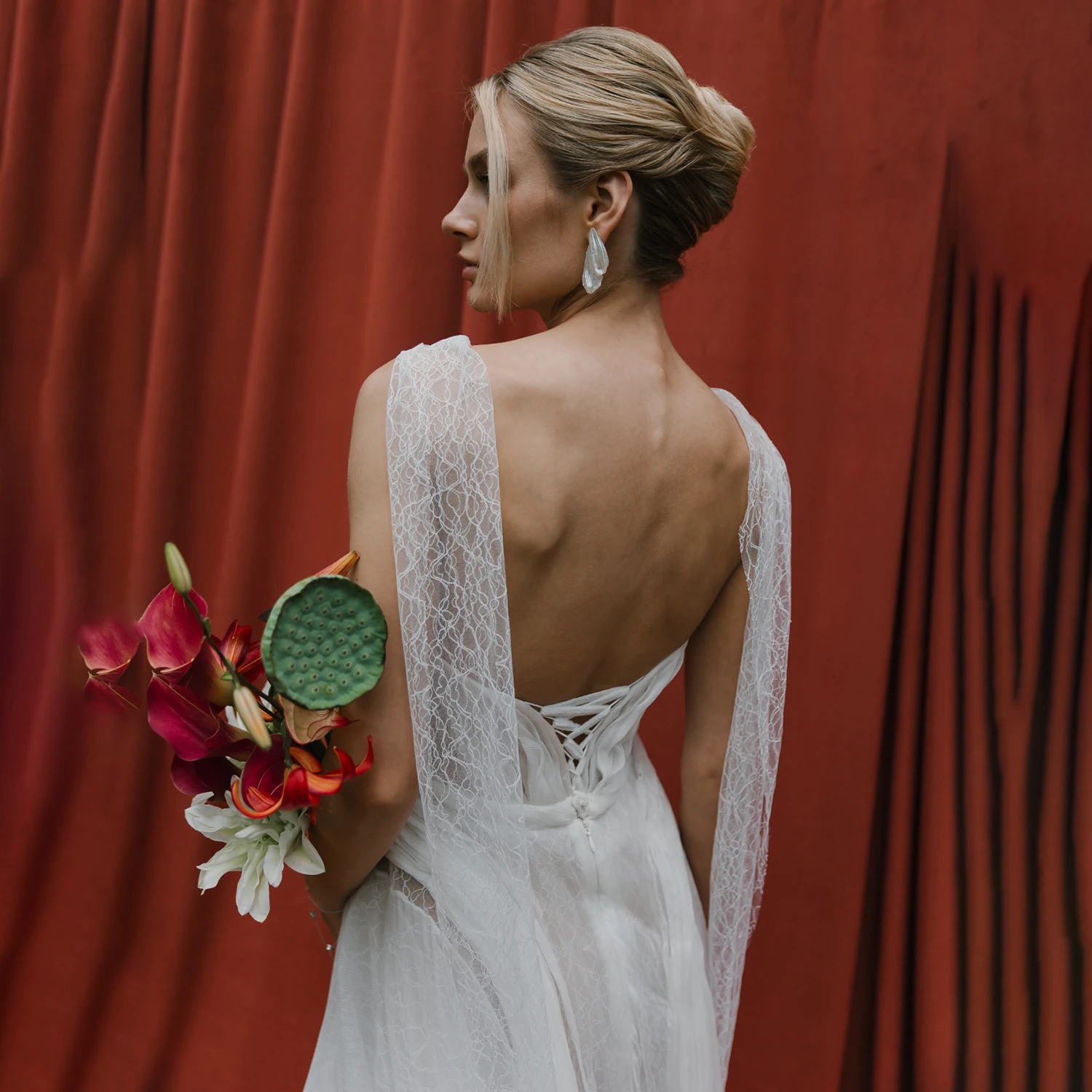 Romantic Illusion Lace Sweetheart Wedding Dress with Neck Scarf Chiffon Boning Strapless Full Length A Line Corset Bridal Gowns