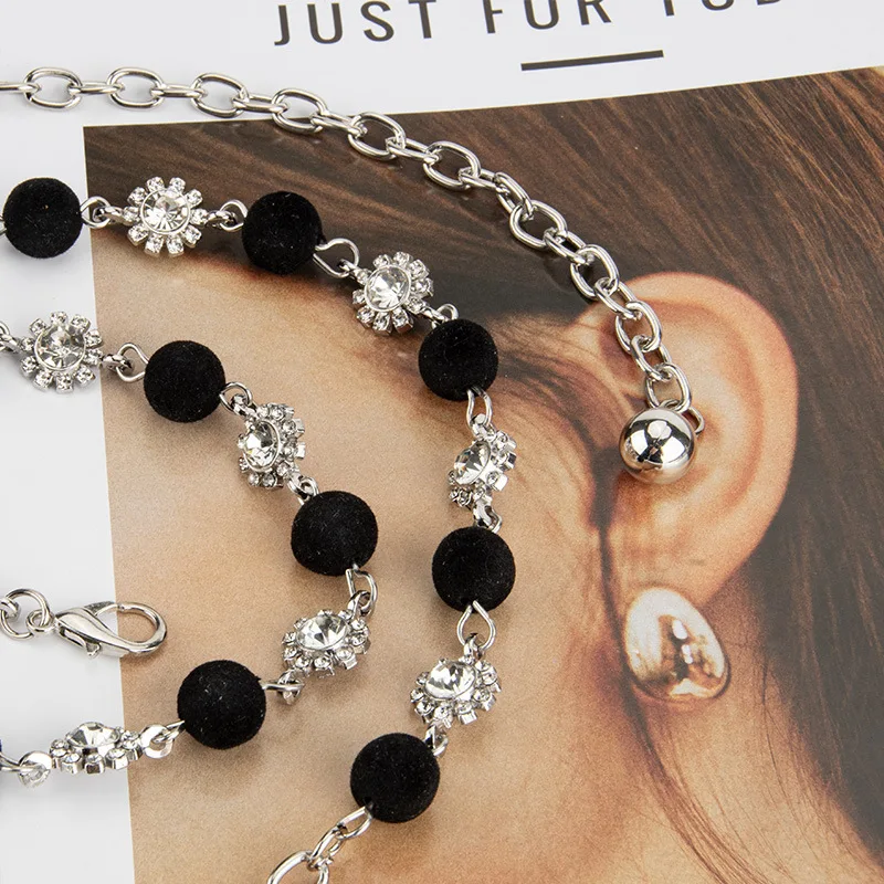 فستان نسائي عصري بسلسلة خصر من حجر الراين على شكل كرة صوف عصرية مع زخرفة جينز