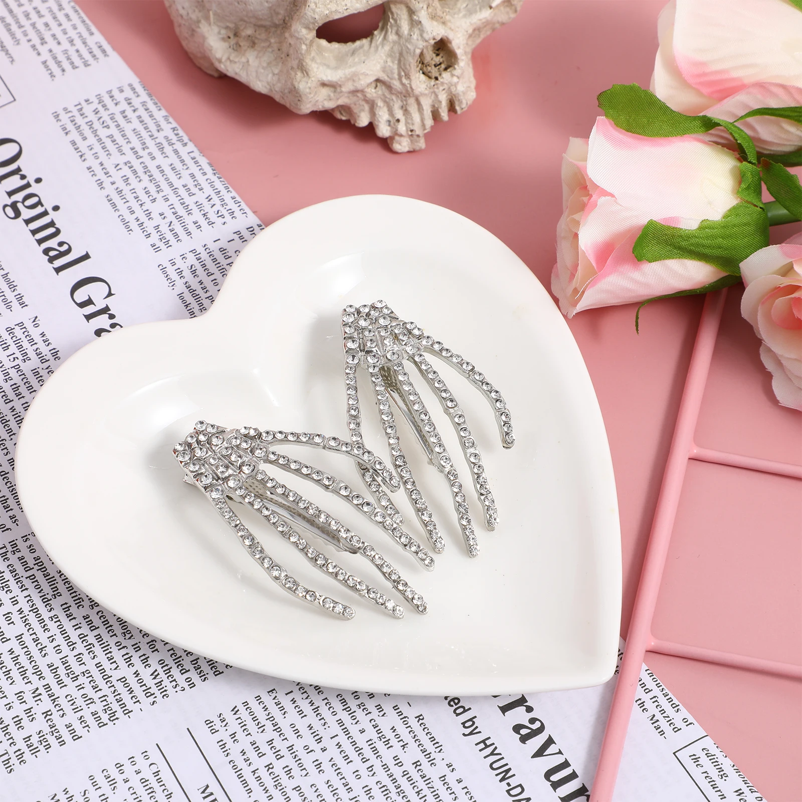 

2pcs Rhinestone Ghost Claw Skull Hair Clips Goth Halloween Accessories Bobby Pins for Women Stylish Daily Use