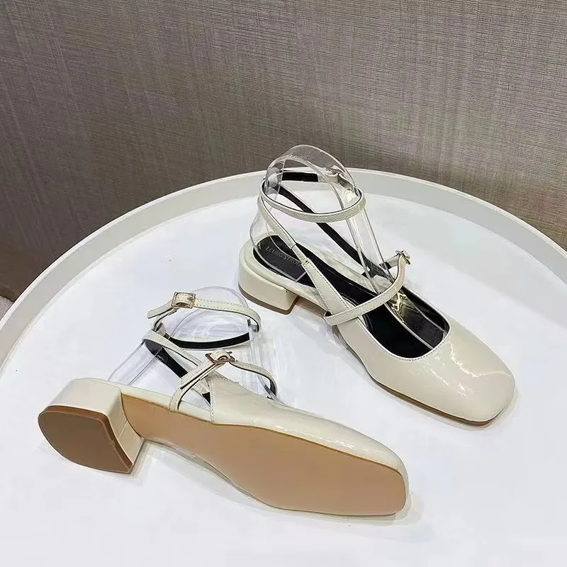 Scarpe con tacco spesso in pelle verniciata Beige da donna 2024 sandali con fibbia con cinturino alla caviglia moda autunno donna Slingbacks scarpe