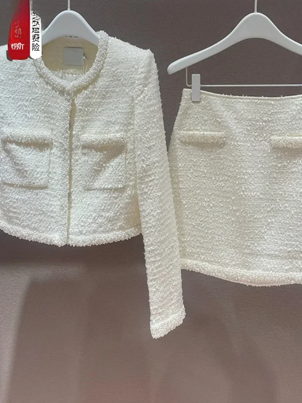 ชุดถักเนื้อผ้าสีขาวแต่งมุก พร้อมเสื้อและกระโปรง 8D SP Heidd เสื้อผ้าแฟชั่นผู้หญิงสำหรับฤดูหนาว 2024