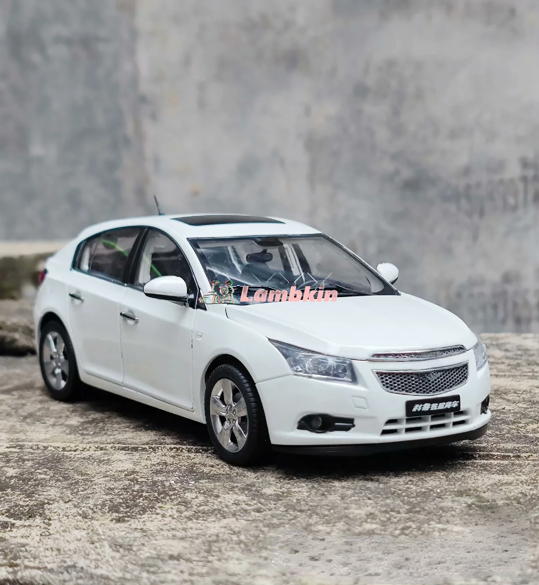 Model Decoration 1:18 For SGM Cruze hatchback model white Original Ten years old car no defects minor imperfections