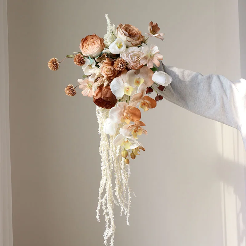 

High-end wedding photography photo bouquet retro bridal bouquet cappuccino waterfall simulation flower