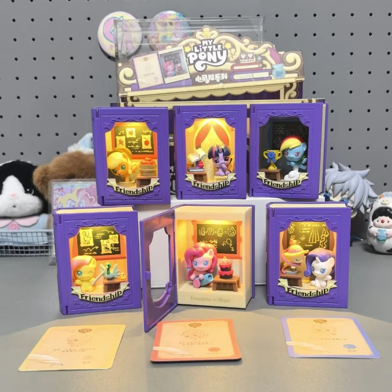 My Little Pony Freundschaftsklasse Leuchtbuch Blind Box Spielzeug Geschenk Leuchtende Mini-Szene Zauberbuch Spielzeug Sammlerstück Kinderspielzeug