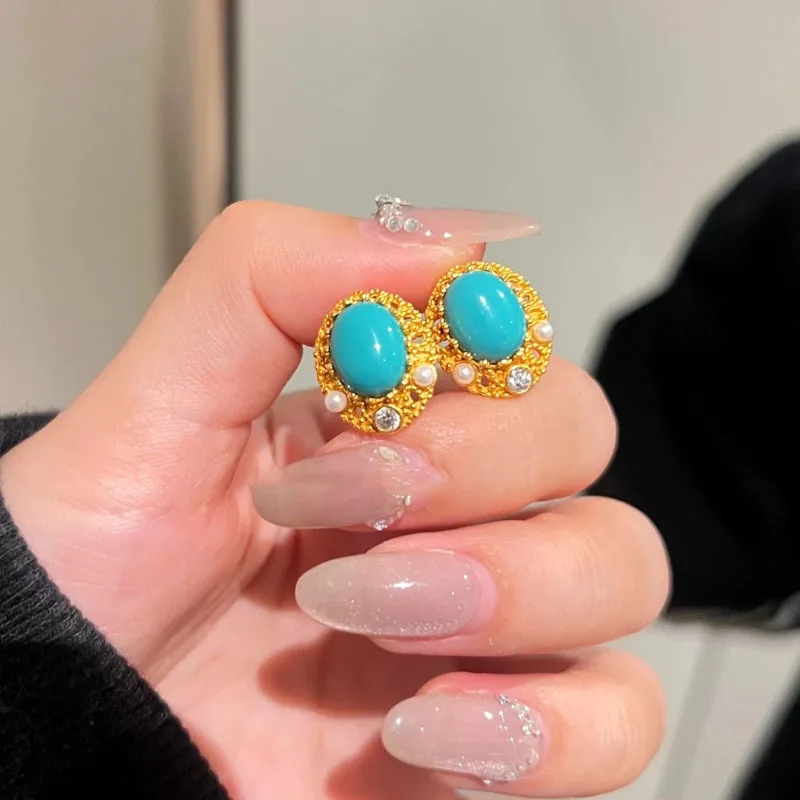 

Vintage new in Court style hollow out pearl turquoise earrings for women light luxury small and exquisite earings stud jewelry
