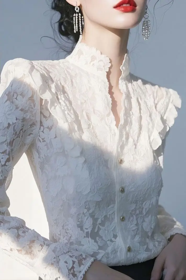 Camisa elegante de encaje blanco primavera 2025, nuevo estilo francés, sensación de lujo, camisa atractiva única para mujer, Top elegante de gasa E11220
