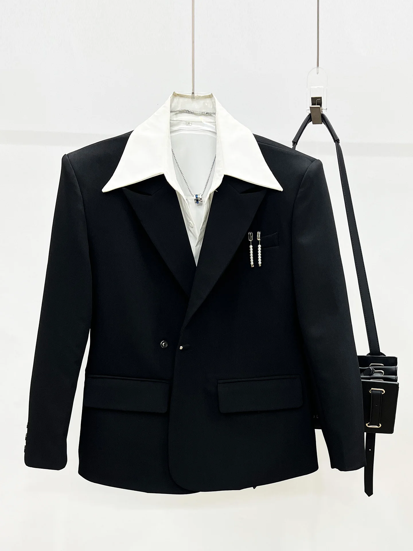 

Elegant Black Casual Loose Men's Suit Jacket Shoulder Pad Fashionable Autumn Season Long Sleeve Single Button Dress Coat
