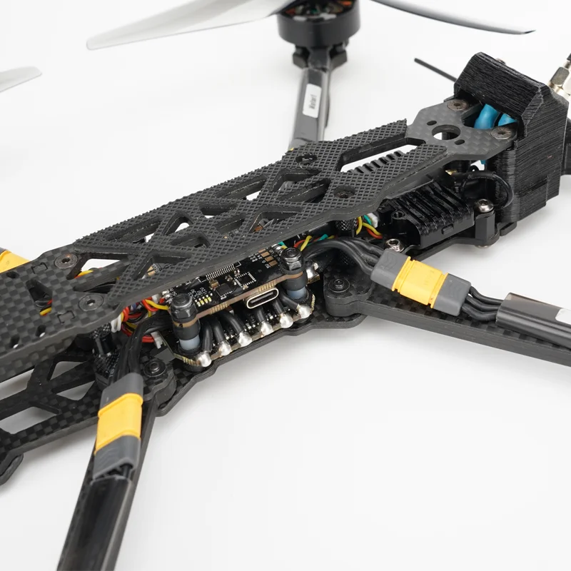 طائرة بدون طيار NYMark4 بشاشة 7 بوصات ومدى طويل، حمولة 1.5 كجم، كوادكوبتر فائق القوة مع وحدة تحكم طيران F405 ومحرك ESC 55A ونظام ELRS ومرسل فيديو 5.8 جيجا هرتز بقوة 2.5 واط ومحرك 2807