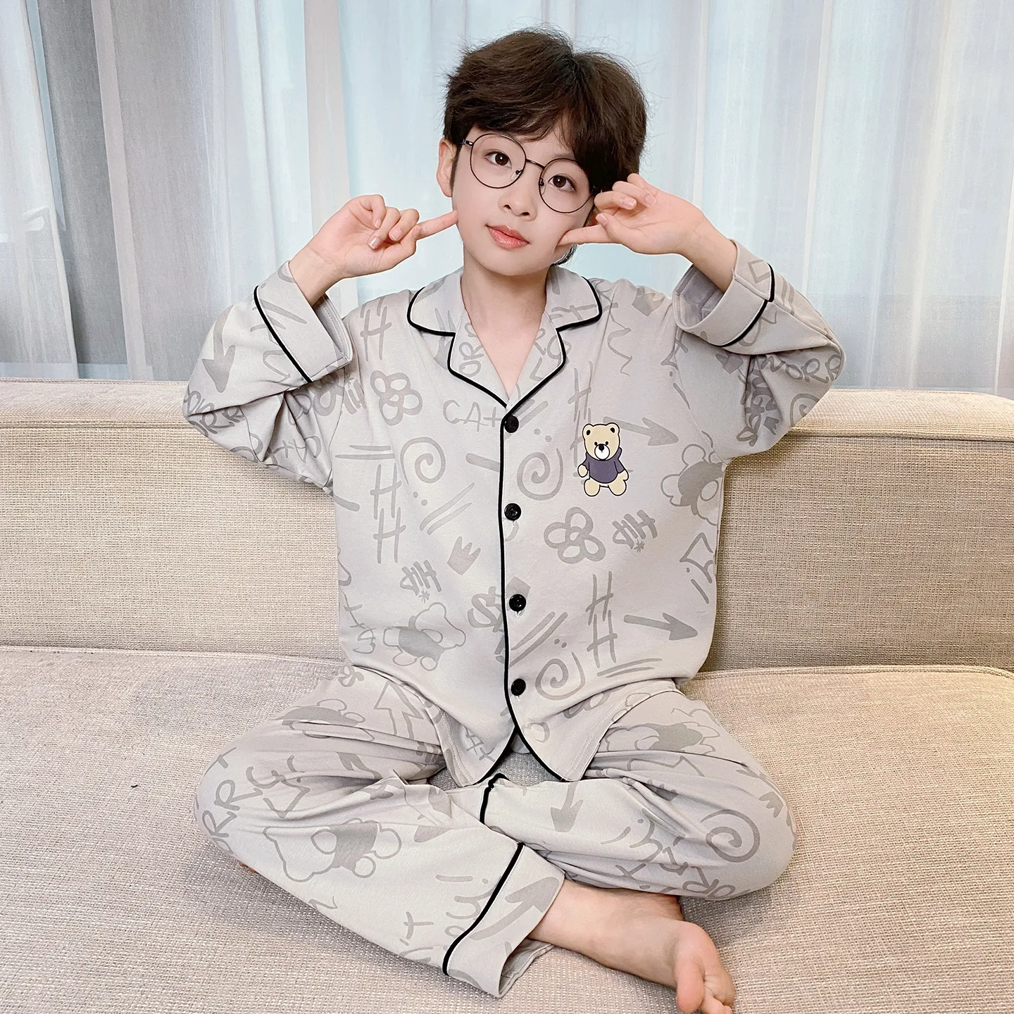 Bear-patterned pajama set, a long-sleeved top and matching pants, comfortable homewear